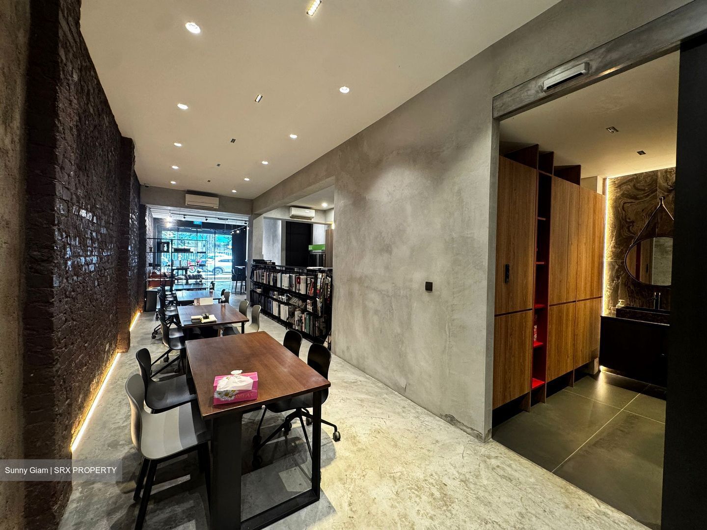Serangoon Road (D12), Retail #558340141